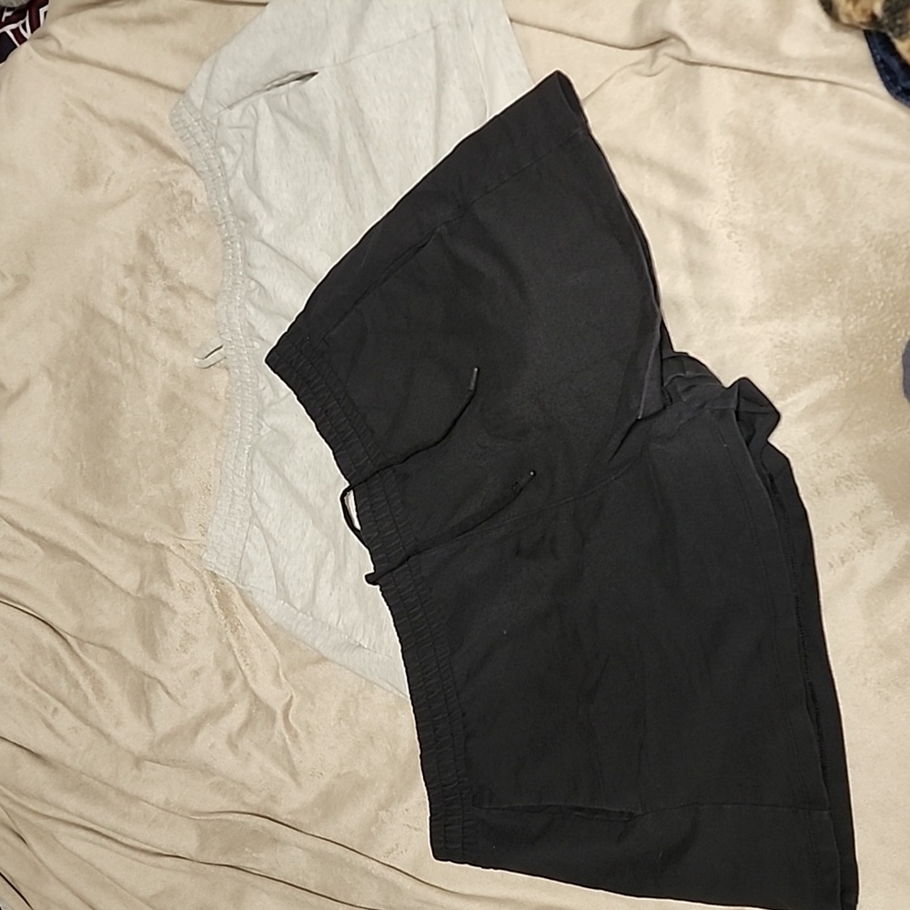 Black and grey all in motion short set